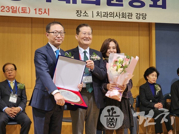 제32회 서울시치과의사회 대상을 수상한 이상복 명예회장(맨 왼쪽)